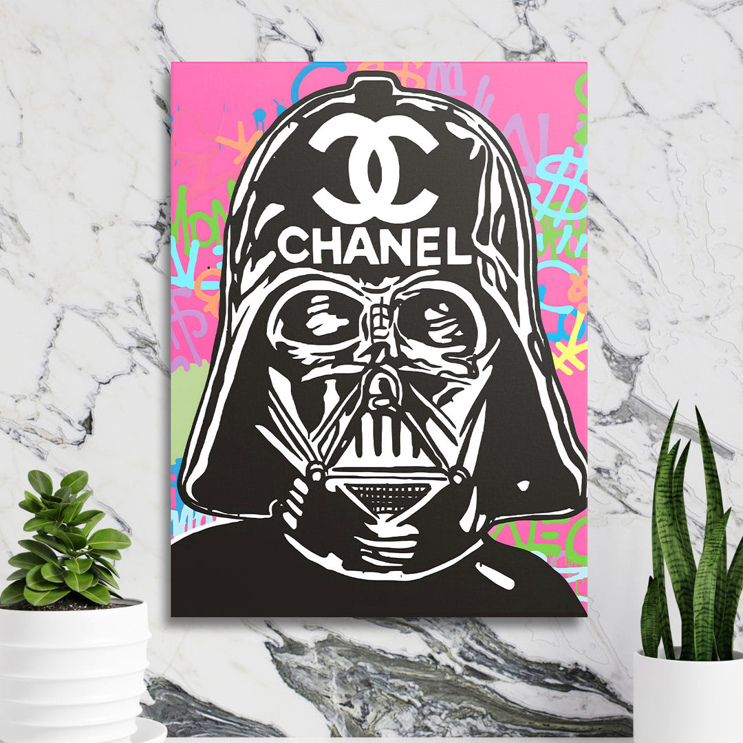 Pop art obraz na plátně s motivem Darth Vadera a logem luxusní značky na mramorové zdi