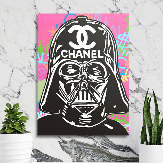 Pop art obraz na plátně s motivem Darth Vadera a logem luxusní značky na mramorové zdi