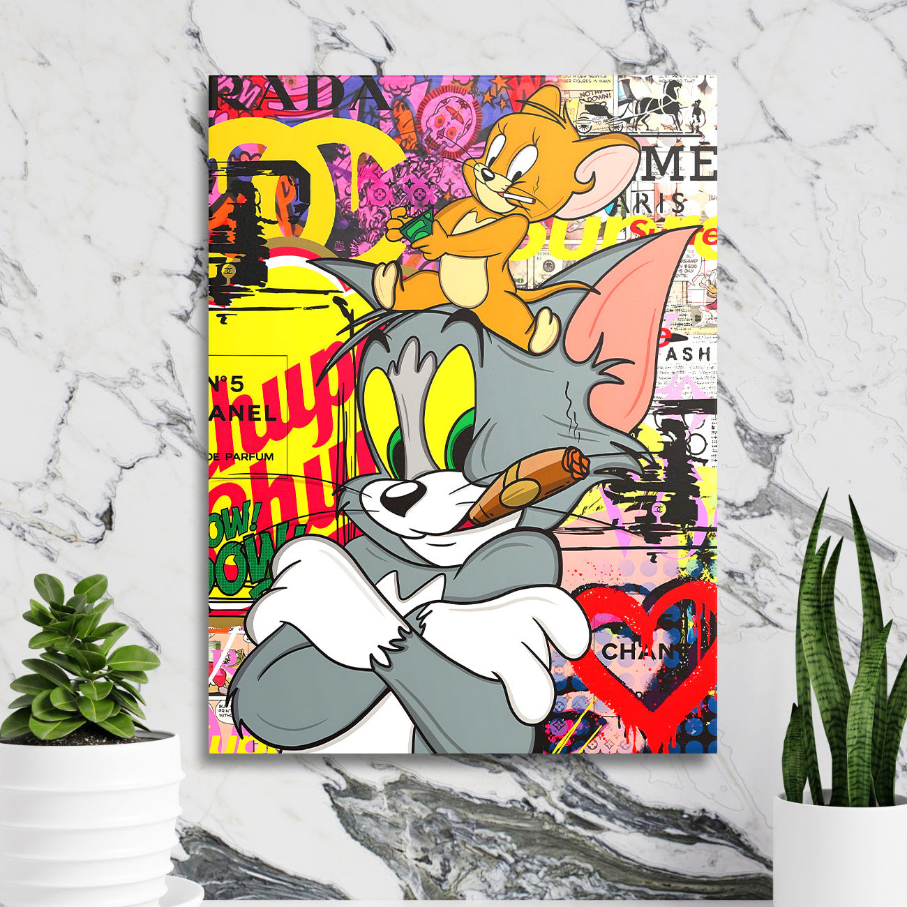 Pop art obraz na zeď s koláží Toma a Jerryho, graffiti srdcem, značkovým parfémem a dolarovými motivy
