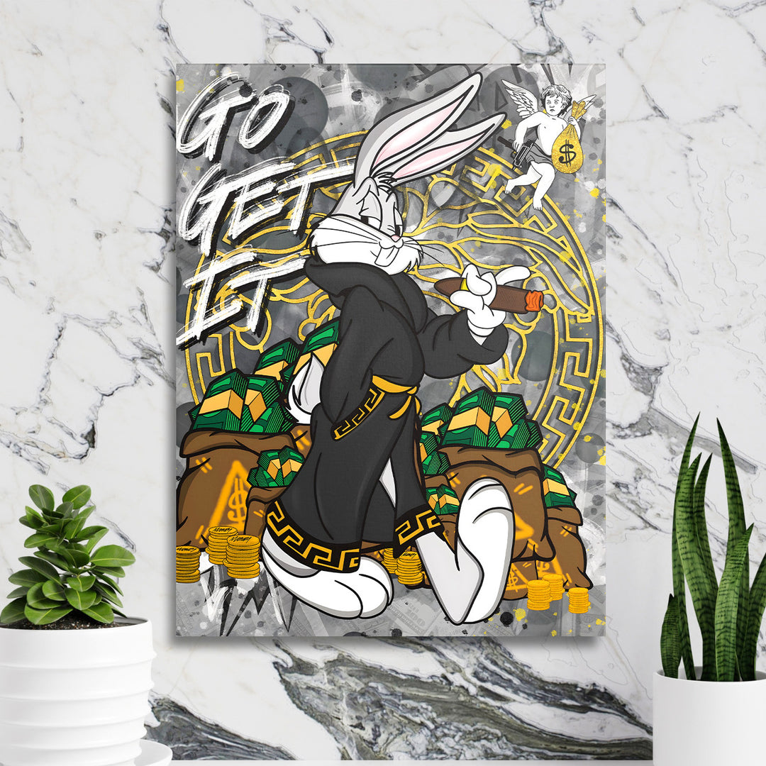 Luxusní pop art obraz na plátně s Bugs Bunnym, motivem peněz, zlatými detaily a doutníkem v moderním interiéru