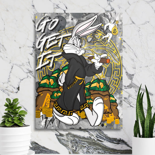 Luxusní pop art obraz na plátně s Bugs Bunnym, motivem peněz, zlatými detaily a doutníkem v moderním interiéru