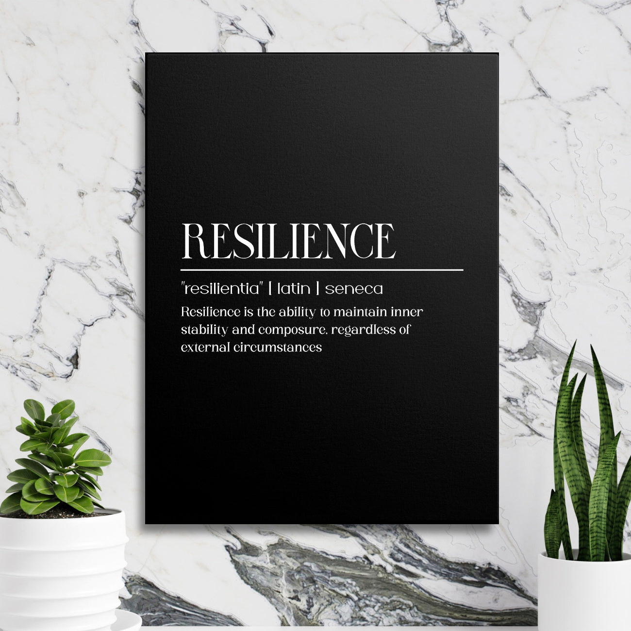 Motivační obraz na plátně s černobílým citátem Resilience zavěšený na mramorové zdi mezi zelenými rostlinami