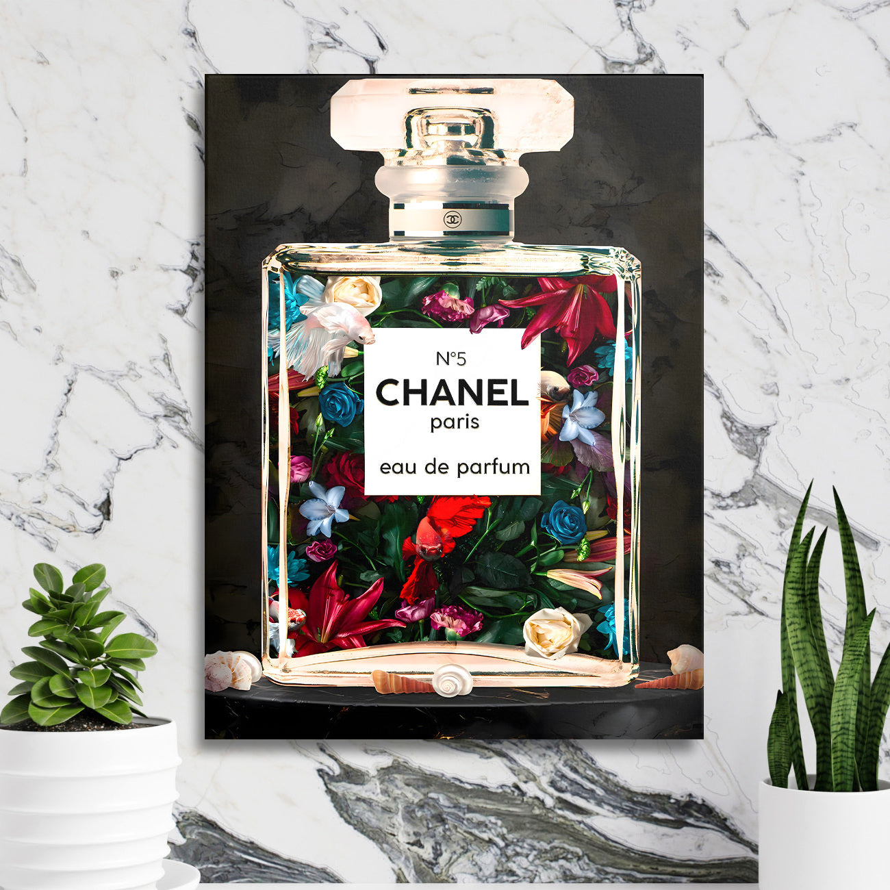 Luxusní obraz na plátně Chanel No5 z květin, parfémová kompozice na mramorové zdi