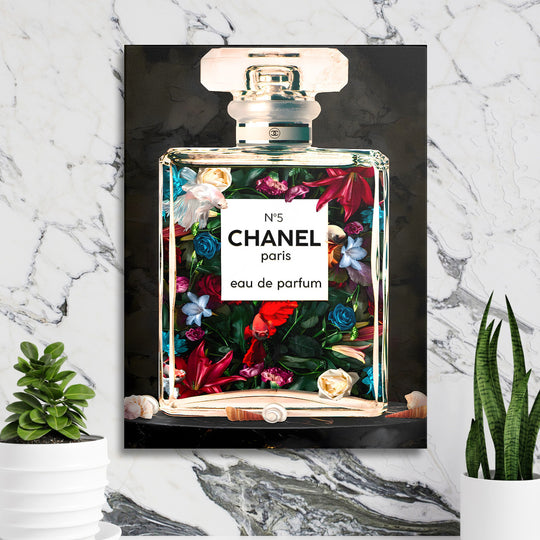 Luxusní obraz na plátně Chanel No5 z květin, parfémová kompozice na mramorové zdi