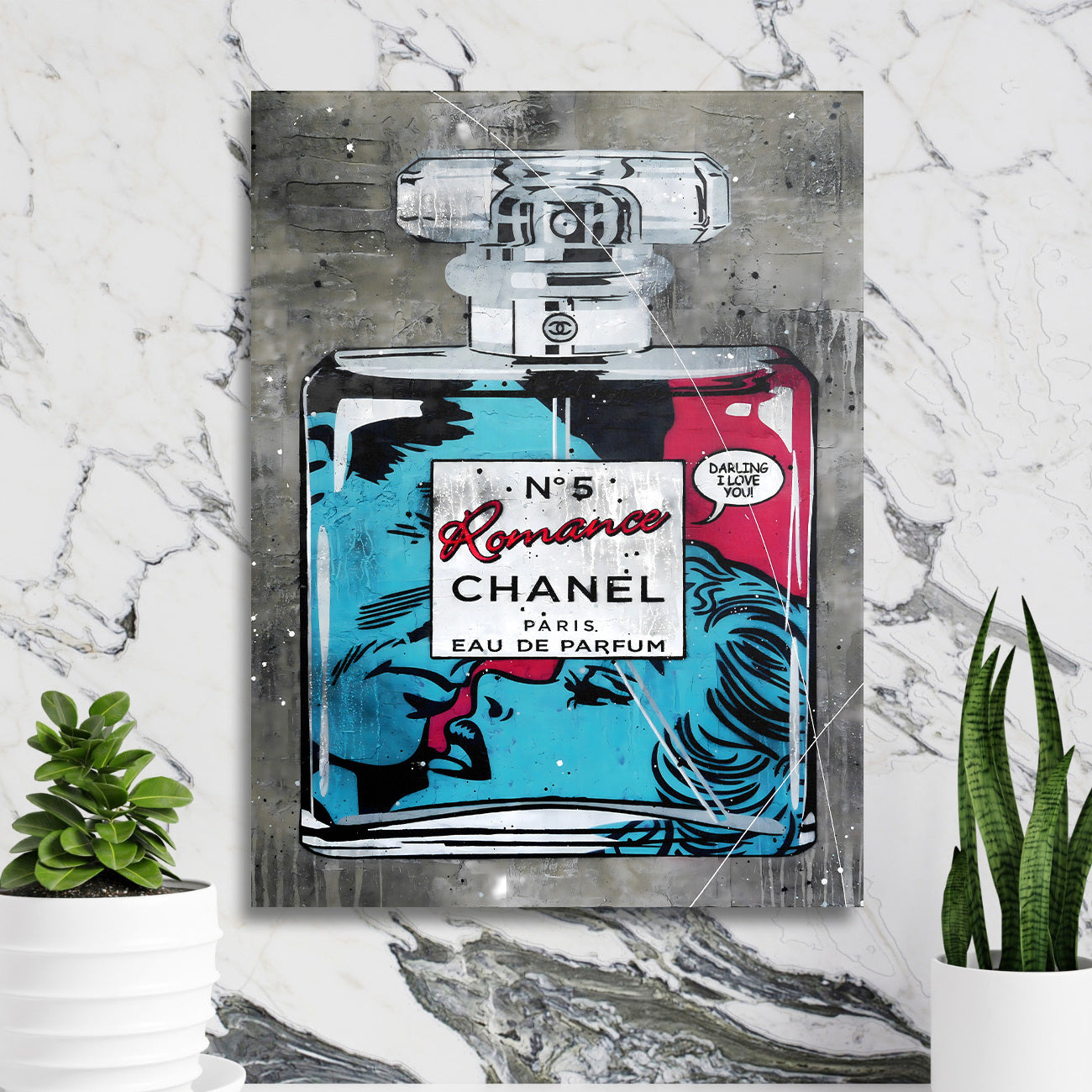 Pop art obraz na zeď s parfémem Chanel No.5 a komiksovou bublinou na mramorové stěně v moderním interiéru