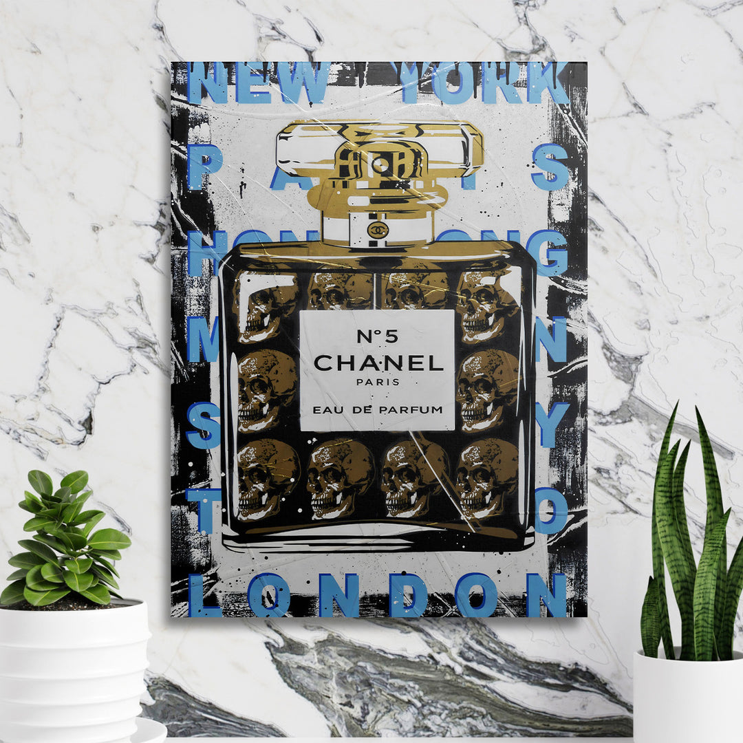 Luxusní obraz na plátně v pop art stylu s lahví parfému Chanel No.5 a lebkami v moderním interiéru