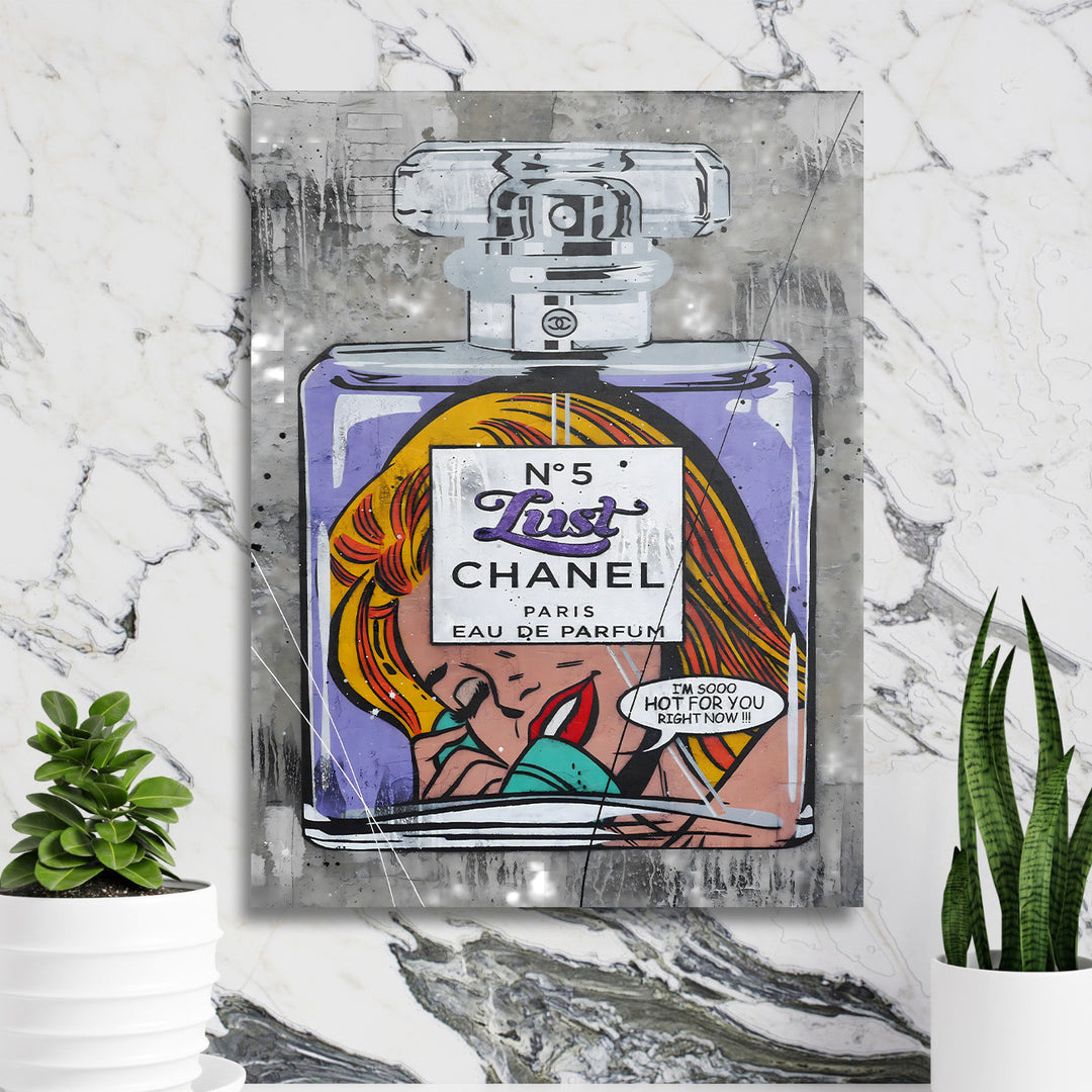 Pop art obraz Chanel N°5 na zeď s komiksovou ženskou postavou v moderním interiéru, lifestyle motiv