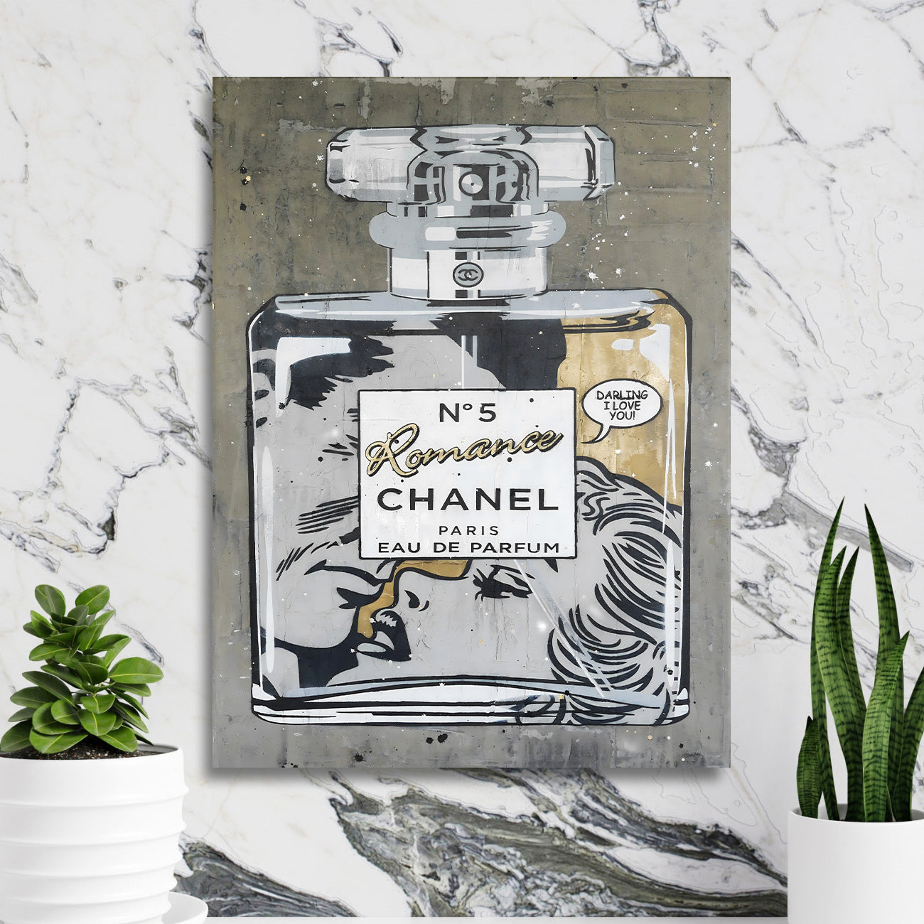 Pop art obraz na zeď s parfémem Chanel No. 5 a komiksovým polibkem v lifestyle motivu
