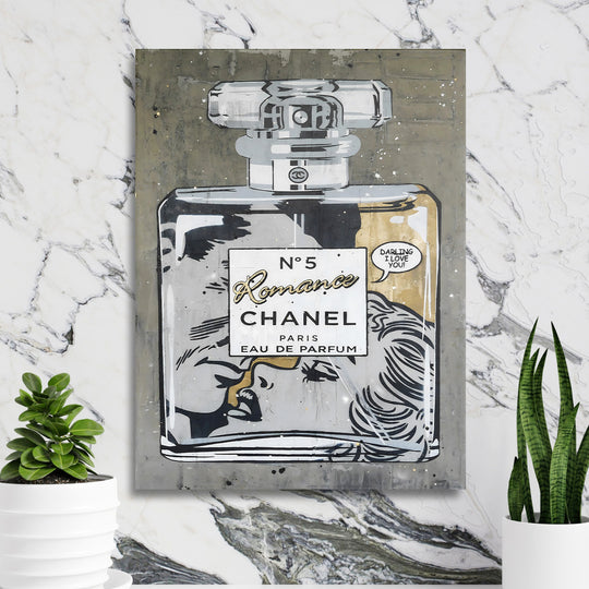 Pop art obraz na zeď s parfémem Chanel No. 5 a komiksovým polibkem v lifestyle motivu