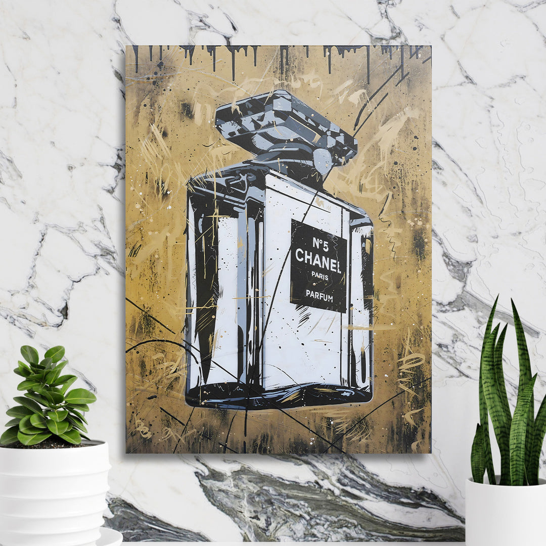 Pop art obraz na plátně s parfémem Chanel No.5 na mramorové zdi obklopený zelenými rostlinami