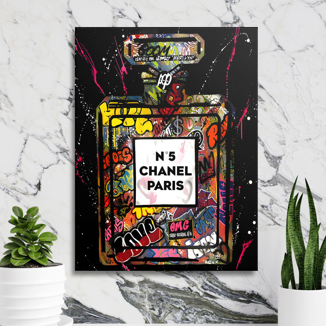 Pop art obraz Chanel No. 5 ve sprej graffiti, motivační obraz na plátně na mramorové zdi s živými rostlinami