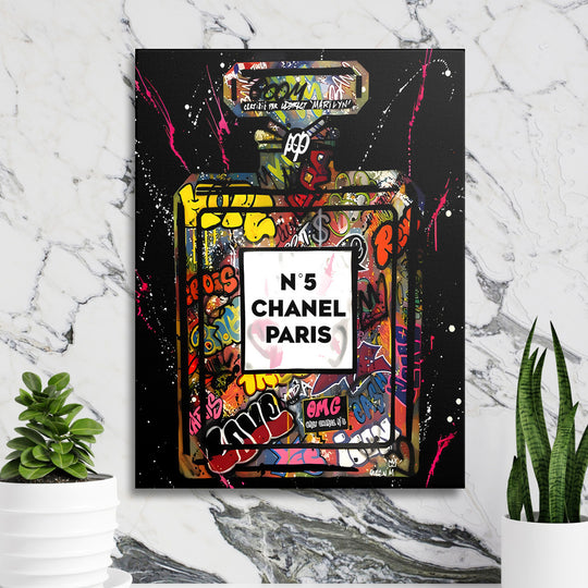 Pop art obraz Chanel No. 5 ve sprej graffiti, motivační obraz na plátně na mramorové zdi s živými rostlinami