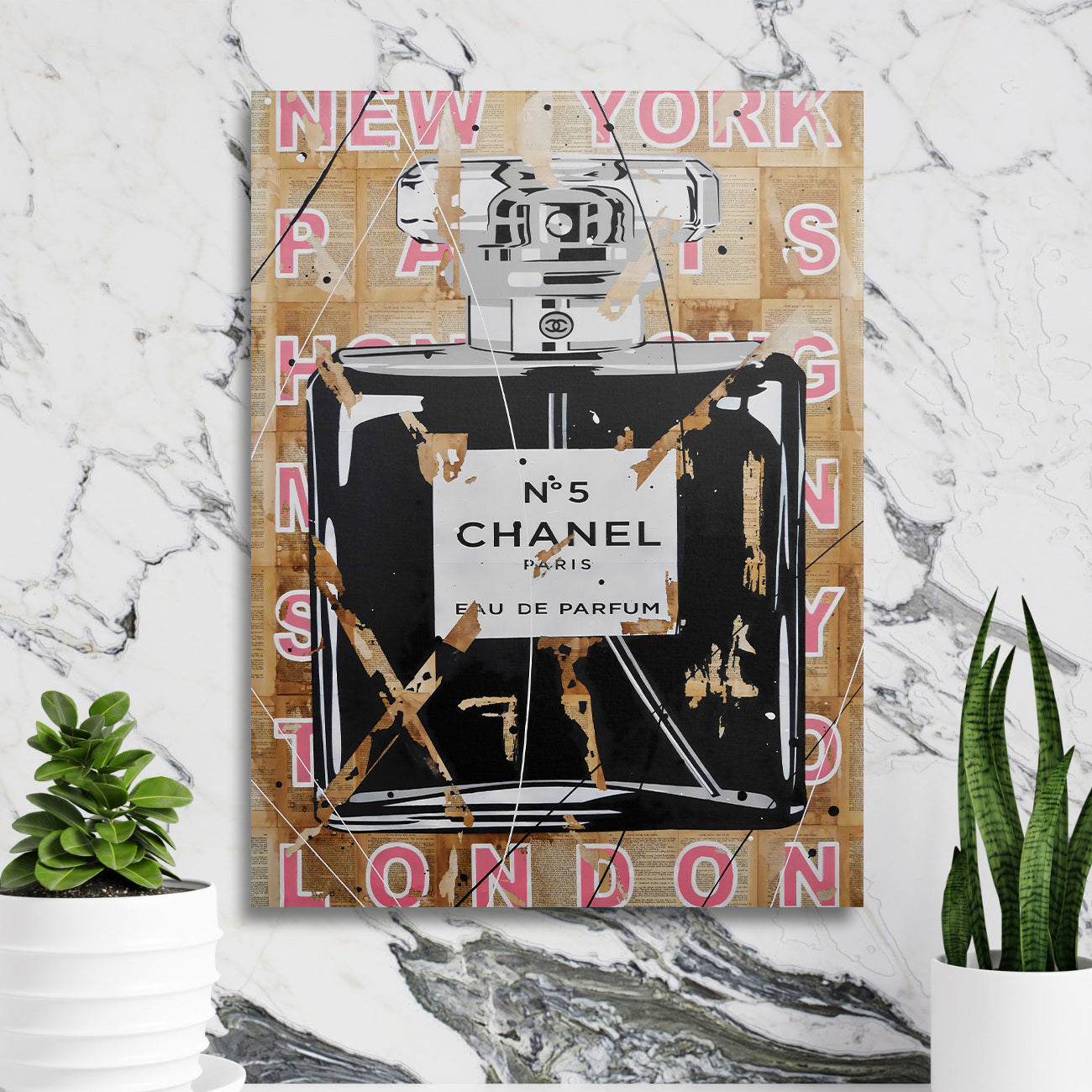 Pop art obraz na plátně s černobílou lahví Chanel a růžovými městskými nápisy na mramorové zdi