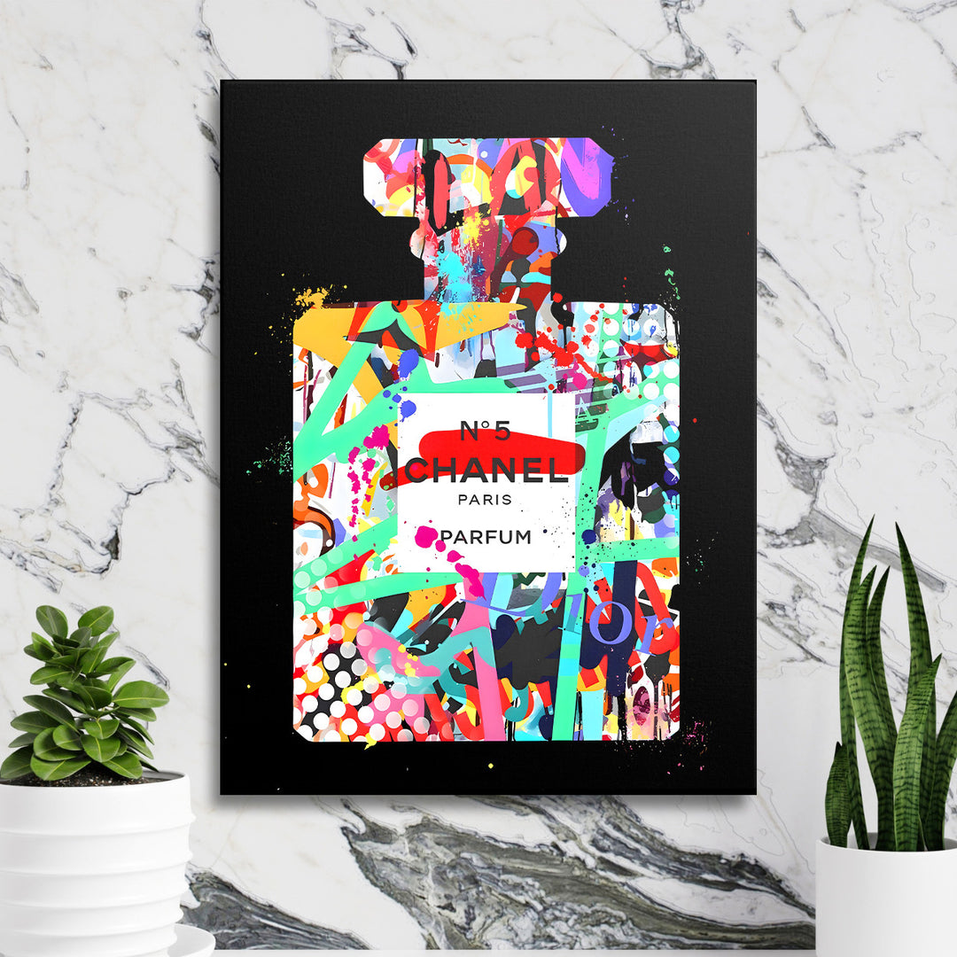 Pop art obraz motivační lahve Chanel No.5 na plátně, barevná silueta na mramorové zdi