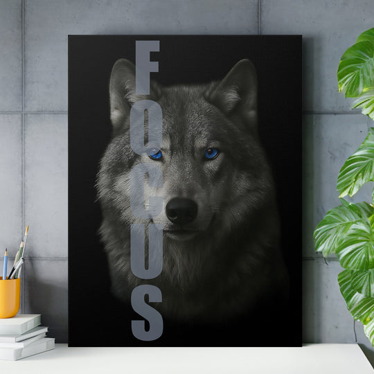 Motivační obraz na plátně s portrétem vlka s modrýma očima a nápisem FOCUS v kanceláři