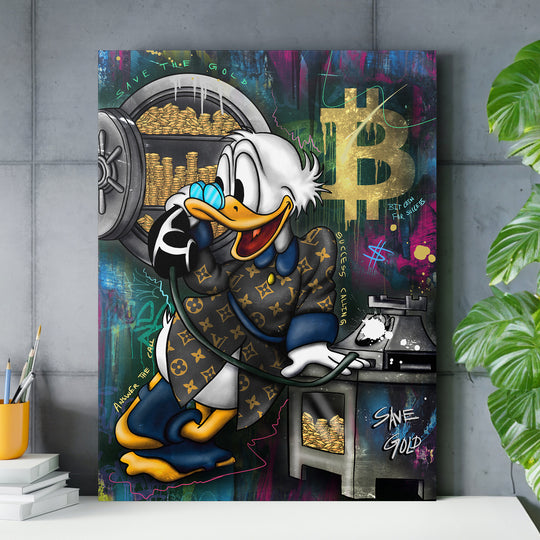 Motivační obraz na plátně s pop art Kačerem Skrblíkem, Bitcoinem, trezorem zlata a graffiti v moderní pracovně