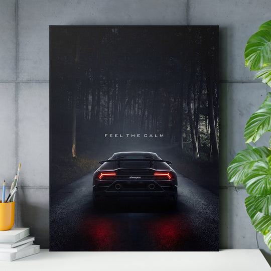 Motivační obraz na zeď s černým Lamborghini na noční lesní silnici a nápisem Feel the Calm