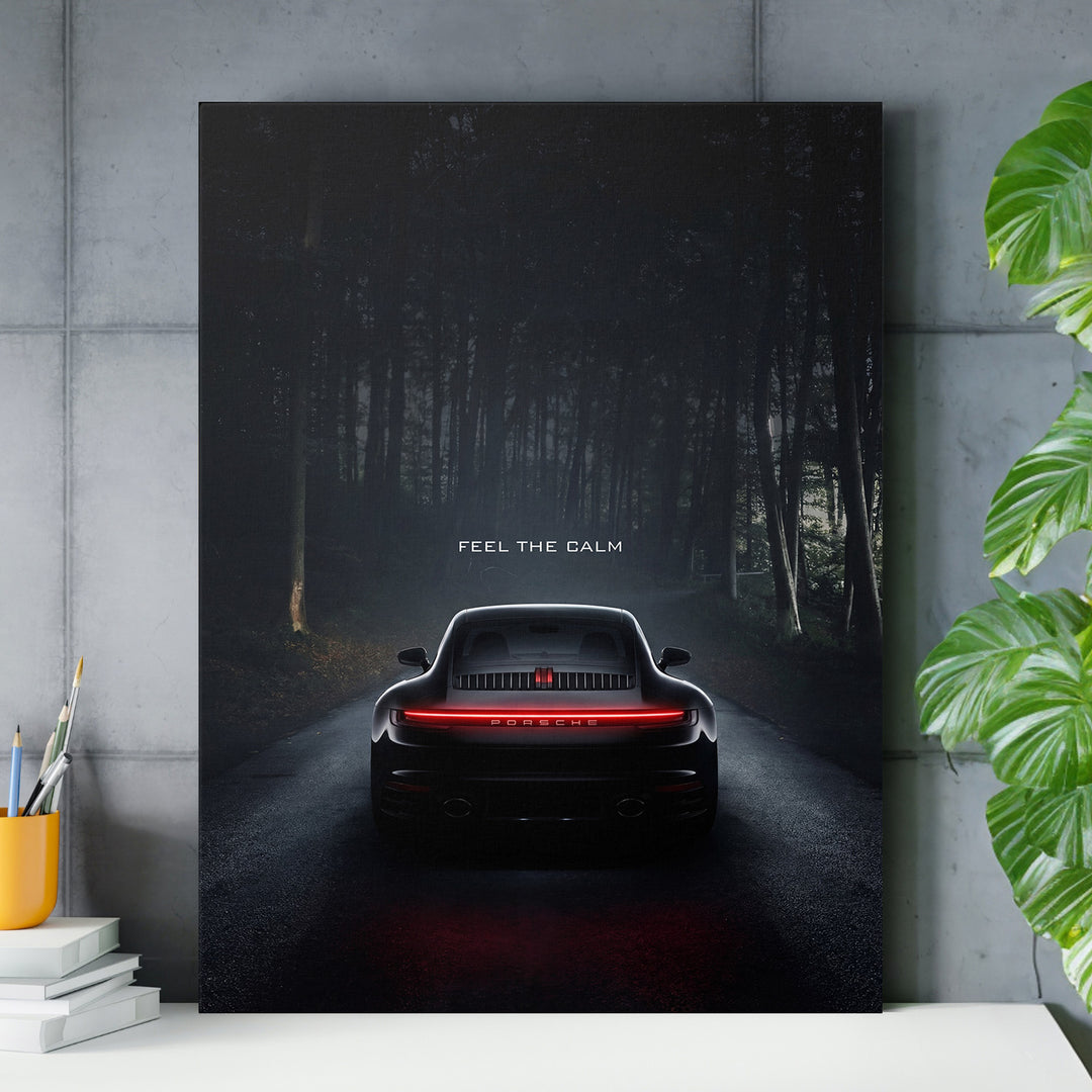 Motivační obraz na zeď se sportovním luxusním autem v nočním lese a citátem „Feel the calm“