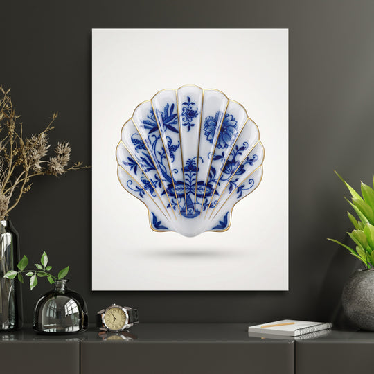 Moderní obraz na plátně s modrobílou porcelánovou ulitou jako lifestyle dekorace pracovny s květinami