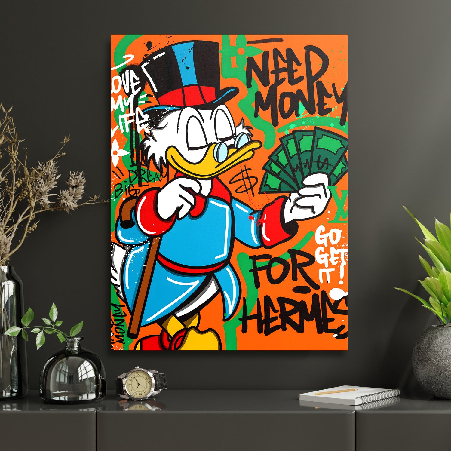 Pop art obraz kachny s penězi a graffiti nápisy, motivační obraz na zeď na oranžovém pozadí