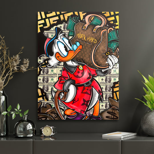 Motivační pop art obraz na plátně s kačerem, luxusní taškou Work Hard a motivem peněz v moderním interiéru