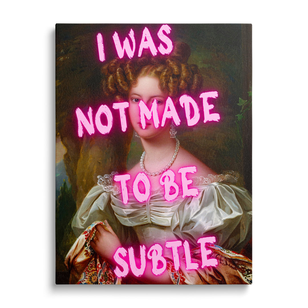 Moderní motivační obraz na plátně s barokní dámou a neonovým graffiti citátem „I was not made to be subtle“