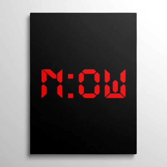 Motivační obraz na plátně s červeným nápisem NOW na černém pozadí, moderní minimalismus, obraz zepředu.