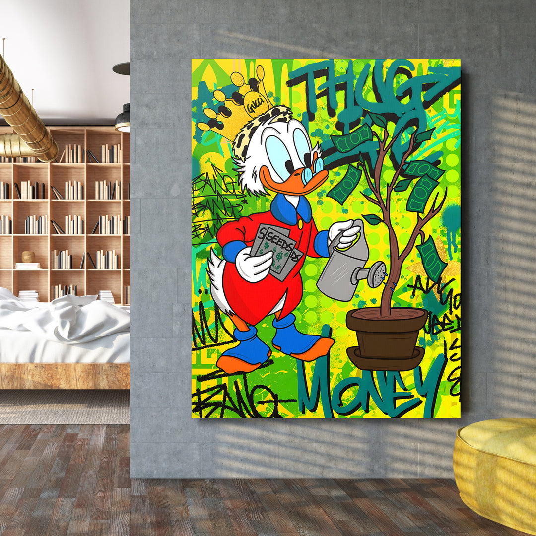 Pop art motivační obraz na zeď s Kačerem Skrblíkem zalévajícím strom peněz na betonové stěně