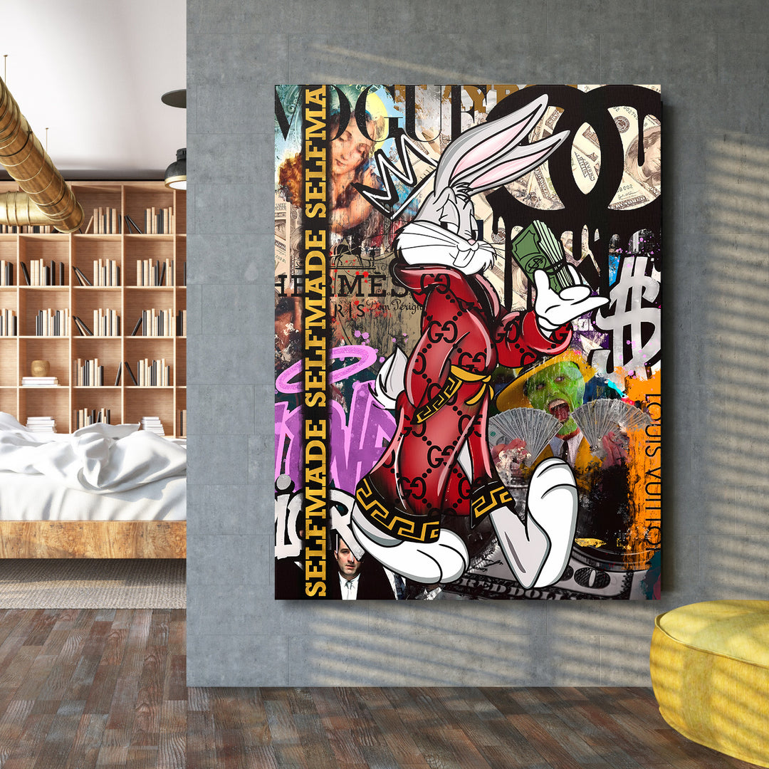 Motivační pop art obraz na zeď s králíkem v Gucci a svazkem dolarů v obývacím pokoji
