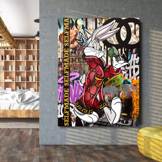 Motivační pop art obraz na zeď s králíkem v Gucci a svazkem dolarů v obývacím pokoji