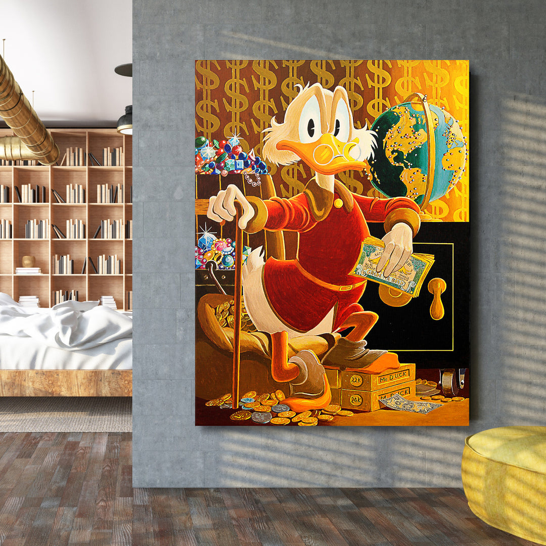 Motivační pop art obraz Kačera Skrblíka v obývacím pokoji se zlatými mincemi a dolarovým pozadím
