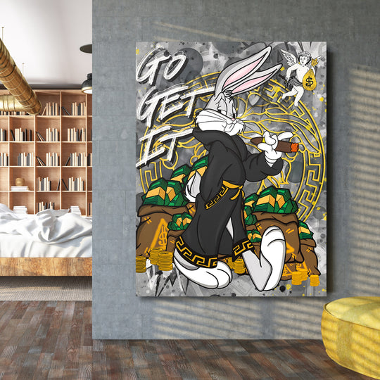 Motivační obraz na zeď s Bugs Bunny v luxusním županu, motivem peněz a pop art nápisem GO GET IT