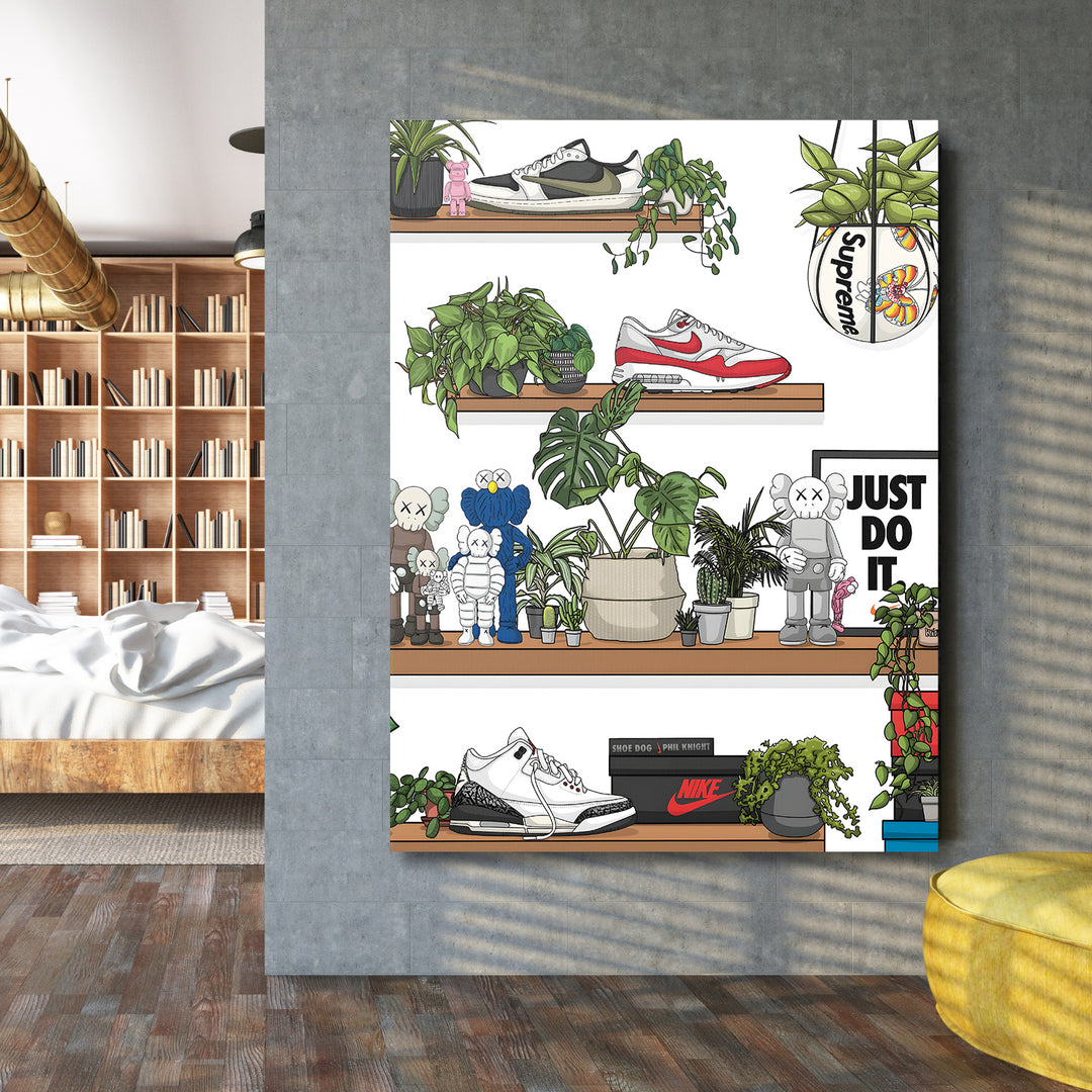 Pop art obraz s teniskami Nike na zdi v obýváku, obklopený zelenými rostlinami a designovými figurkami