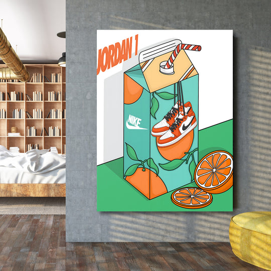 Pop art obraz na plátně v obýváku s krabicí plnou pomerančů a zavěšenými teniskami Nike Jordan 1