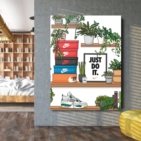 Motivační obraz na plátně v obýváku s červenými boxy Nike, zelenými rostlinami a citátem Just Do It