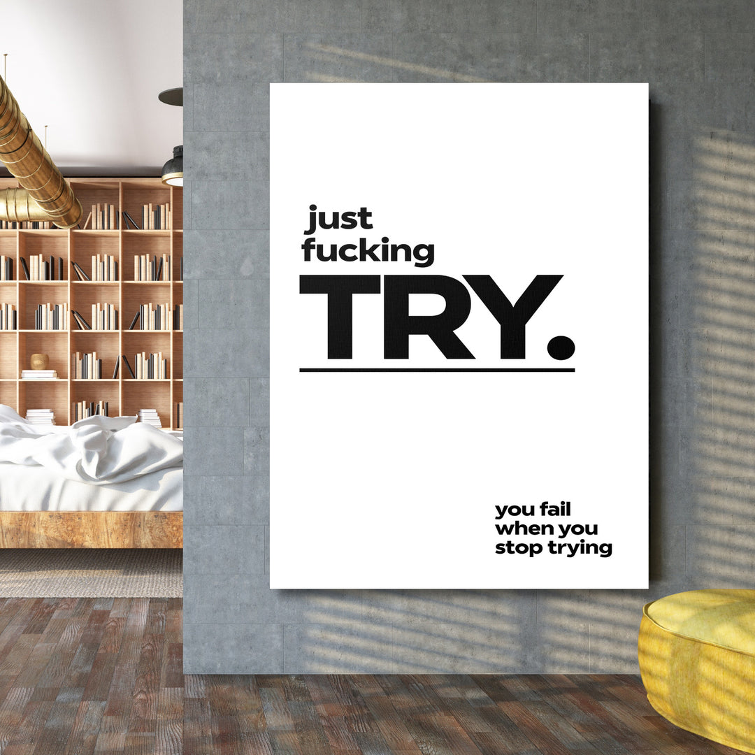 Motivační obraz na zeď s černobílým minimalistickým citátem „just fucking TRY“ v industriálním interiéru