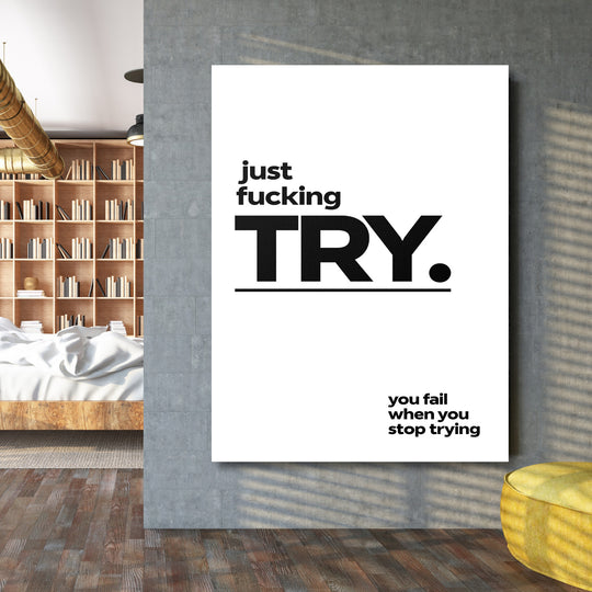 Motivační obraz na zeď s černobílým minimalistickým citátem „just fucking TRY“ v industriálním interiéru