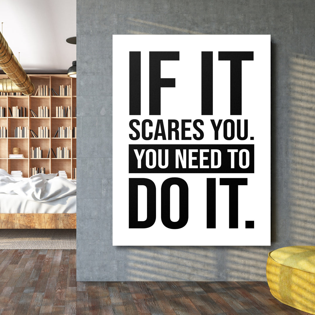 Motivační obraz na zeď s nápisem If it scares you, you need to do it v industriálním interiéru