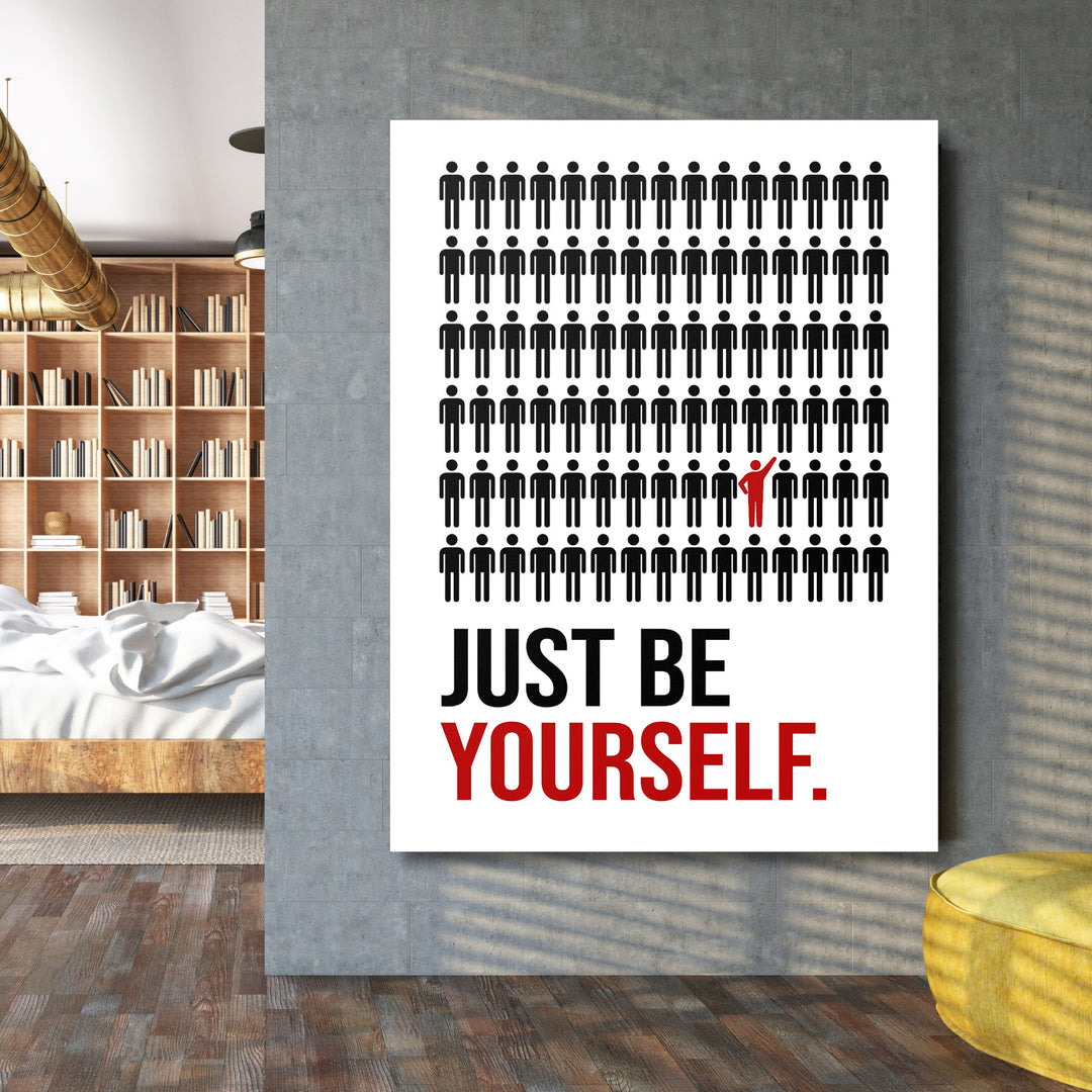Motivační obraz na zeď s černými siluetami a červenou postavou nad nápisem Just be yourself v obývacím pokoji