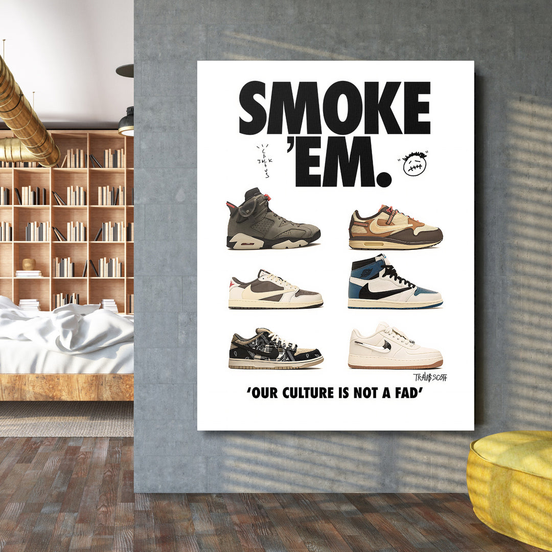 Pop art obraz na zeď s motivem šesti streetwear tenisek a nápisem „Smoke ’Em“ v obývacím pokoji