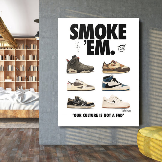 Pop art obraz na zeď s motivem šesti streetwear tenisek a nápisem „Smoke ’Em“ v obývacím pokoji