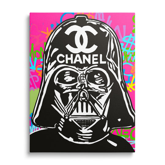 Pop art obraz na zeď s helmou Darth Vadera, logem Chanel a výrazným barevným graffiti pozadím frontálně