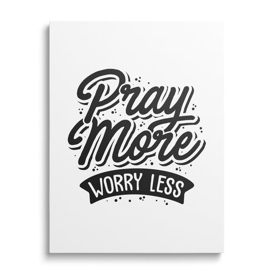 Motivační obraz na plátně s černobílým nápisem Pray More Worry Less v minimalistickém designu