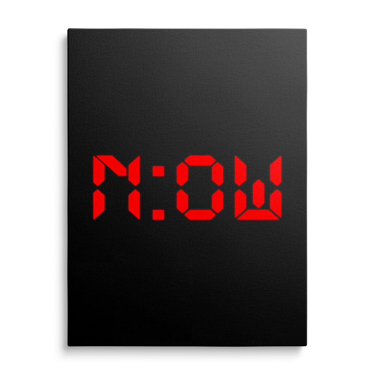 Motivační obraz na plátně s červeným nápisem NOW na černém pozadí, moderní minimalismus, obraz zepředu.