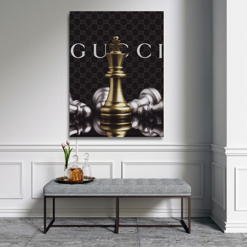 Motivační obraz s královskou šachovou figurkou a logem Gucci v elegantním interiéru. BudujImperium.cz | motivační obrazy a citáty