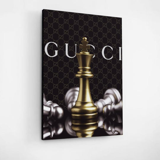 Motivační obraz s královskou šachovou figurkou na luxusním pozadí s logem Gucci. Symbol moci a strategie. BudujImperium.cz. Motivace
