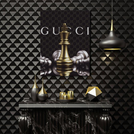 Motivační obraz s královskou šachovou figurkou na luxusním pozadí s logem Gucci.  BudujImperium.cz | motivační obrazy a citáty anglicky