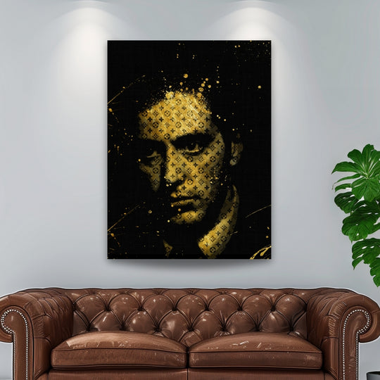 Motivační obraz s tváří mafiána z filmu Kmotr na zdi nad hnědým koženým gaučem. Symbol síly a odhodlání. BudujImperium.cz