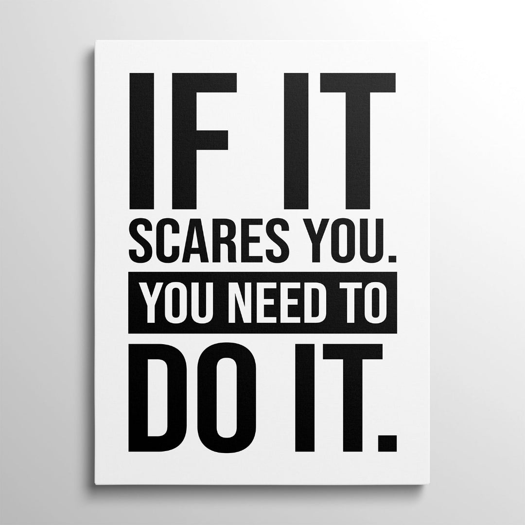 Moderní motivační obraz na plátně s černobílým citátem „If it scares you, you need to do it“ zepředu