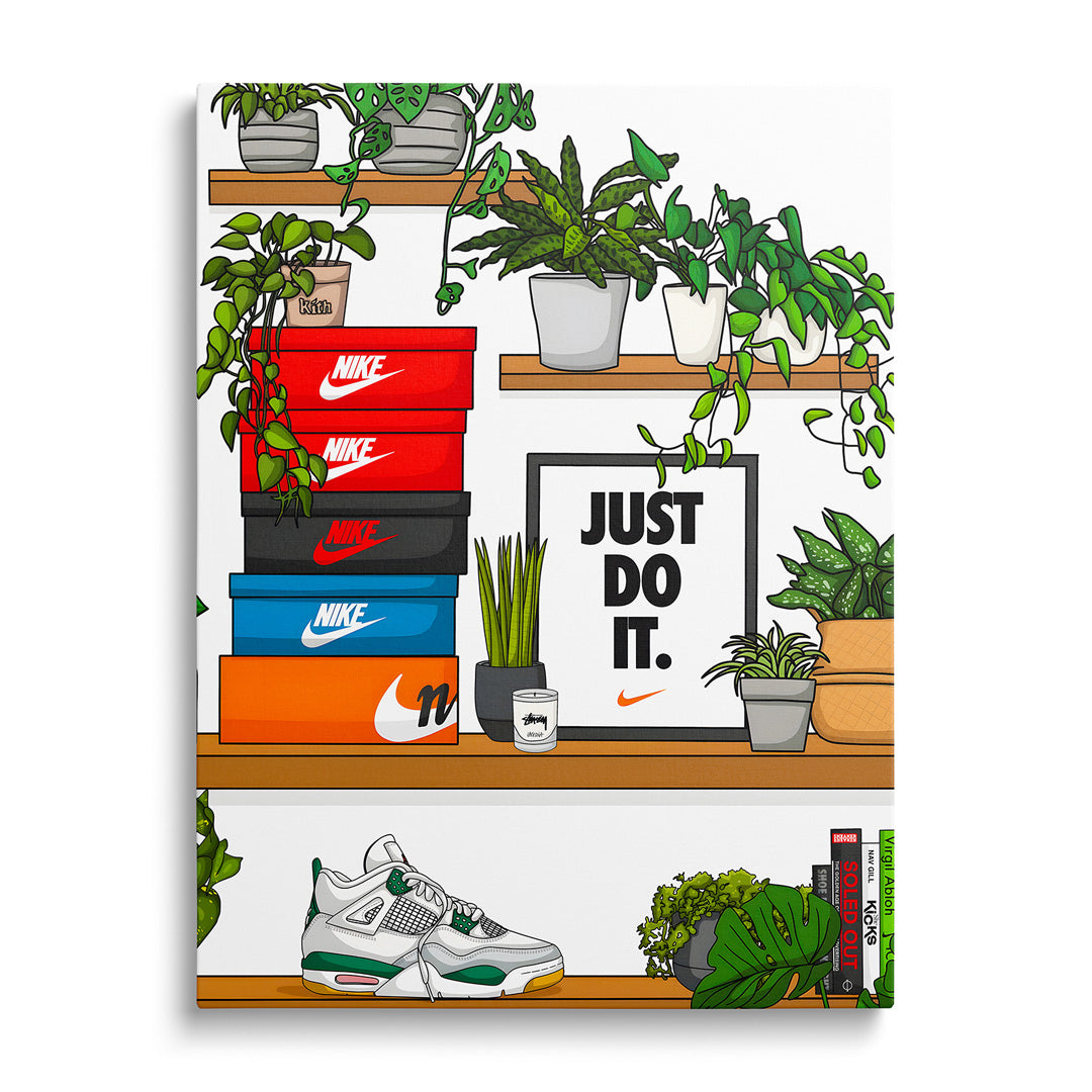 Motivační obraz na zeď Nike: tenisky na moderní polici, zelené rostliny a nápis Just Do It